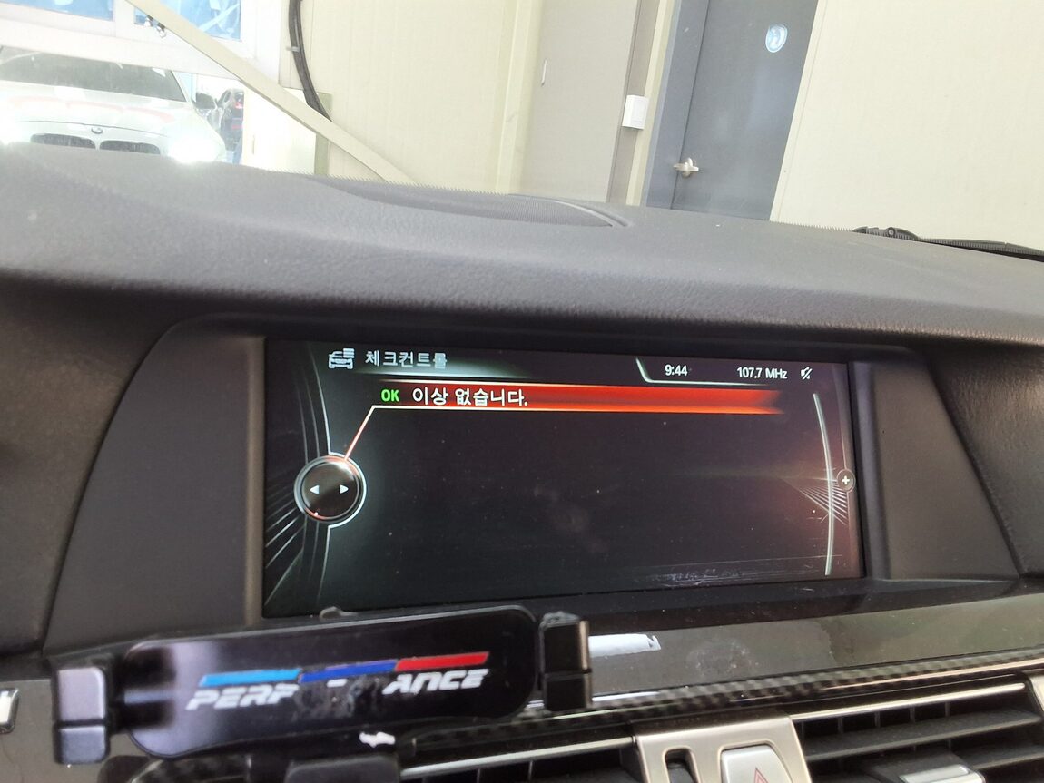 BMW 5 SERIES (6TH GEN) 520d 2013 - zdjęcie 27