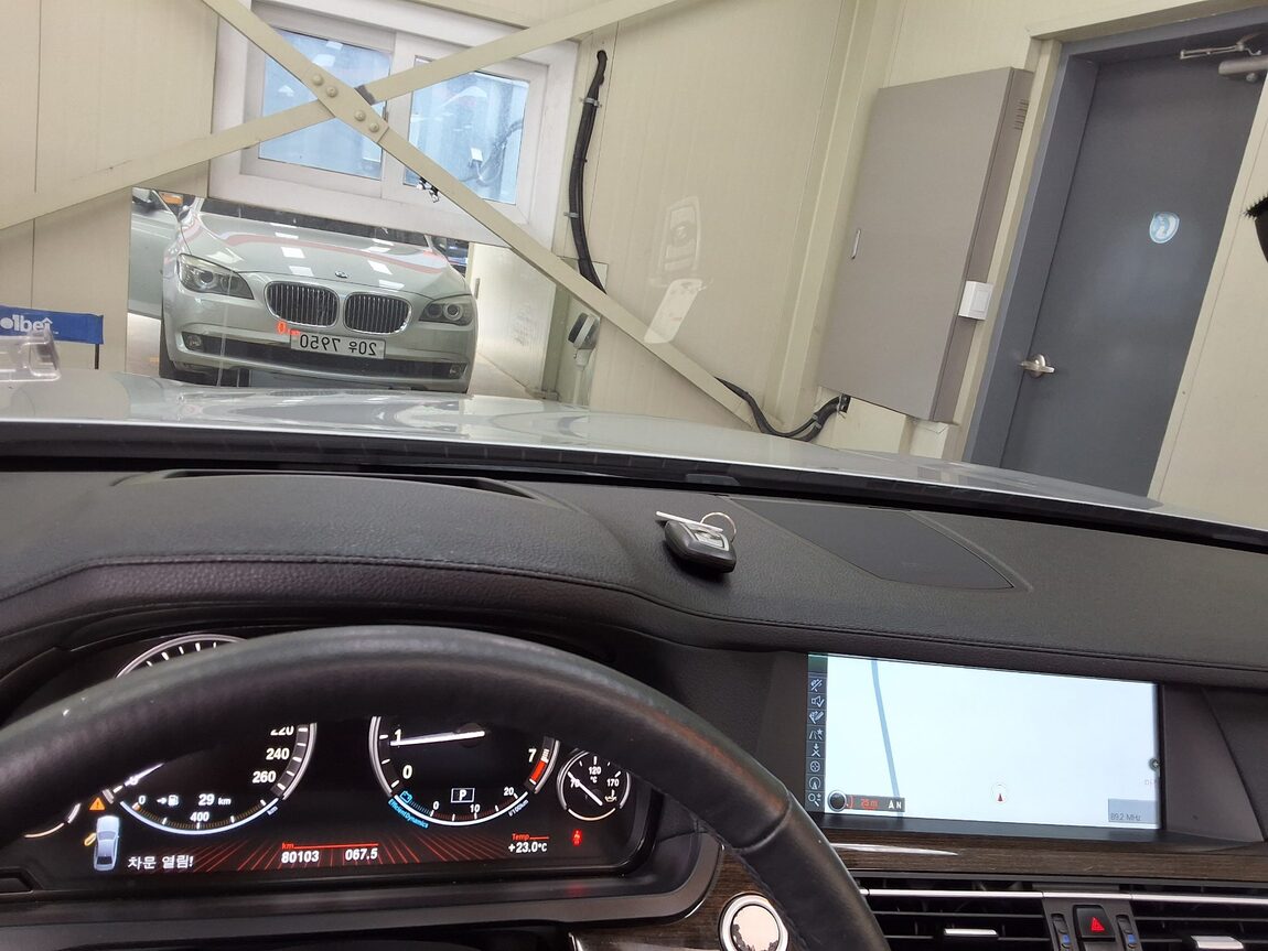 BMW 7 SERIES (5TH GEN) 740Li 2010 - zdjęcie 25