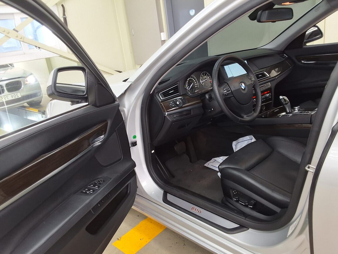BMW 7 SERIES (5TH GEN) 740Li 2010 - zdjęcie 11