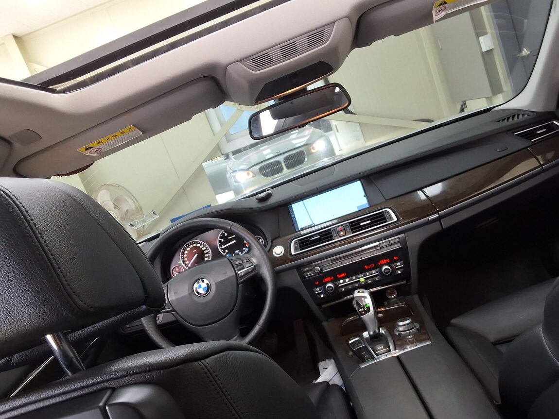 BMW 7 SERIES (5TH GEN) 740Li 2010 - zdjęcie 12