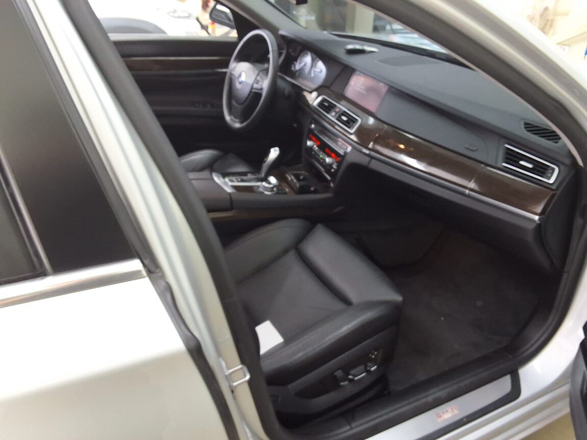 BMW 7 SERIES (5TH GEN) 740Li 2010 - zdjęcie 15