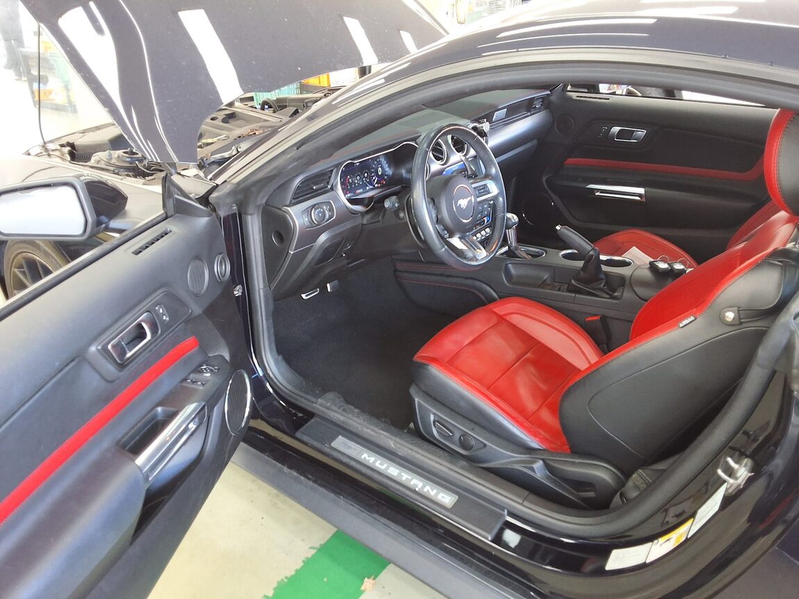 FORD MUSTANG (6TH GEN) COUPE 2.3 PREMIUM 2021 - zdjęcie 10