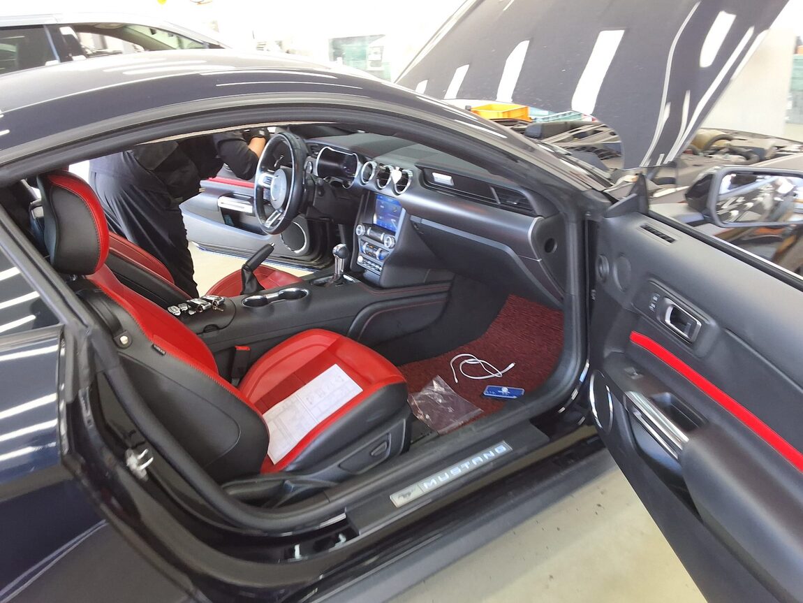FORD MUSTANG (6TH GEN) COUPE 2.3 PREMIUM 2021 - zdjęcie 13