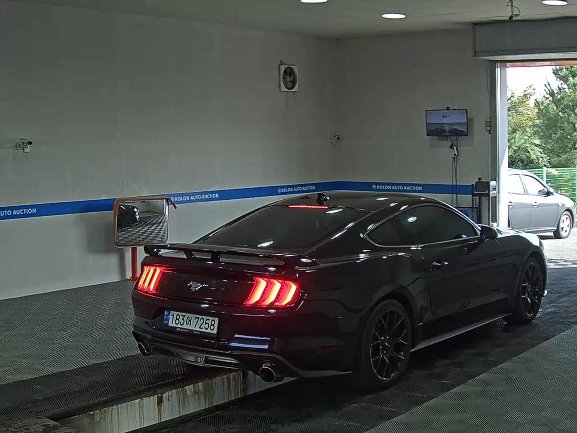 FORD MUSTANG (6TH GEN) COUPE 2.3 PREMIUM 2021 - zdjęcie 5