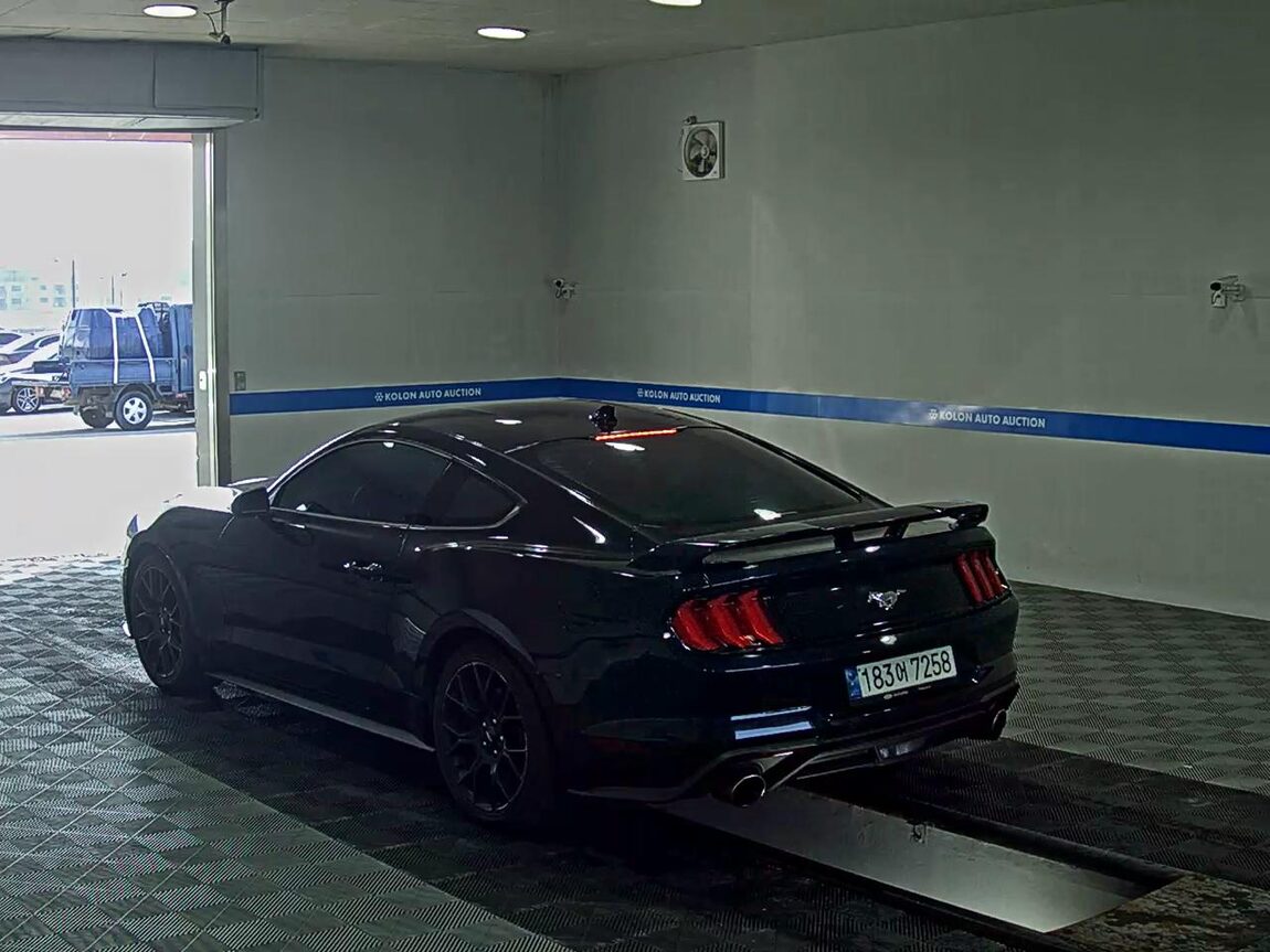 FORD MUSTANG (6TH GEN) COUPE 2.3 PREMIUM 2021 - zdjęcie 6