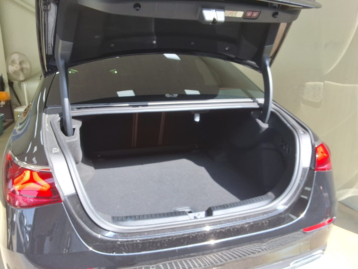 MERCEDES-BENZ E-CLASS (6TH GEN) E200 AVANTGARDE 2025 - zdjęcie 16