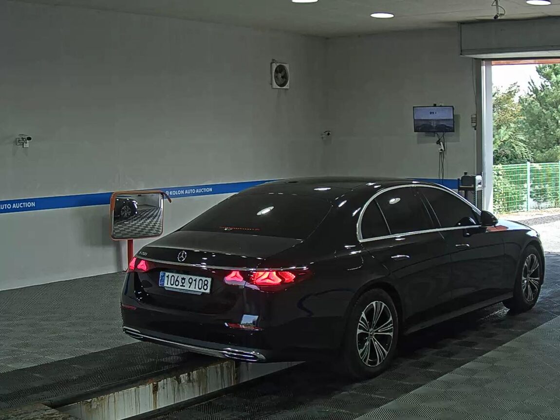 MERCEDES-BENZ E-CLASS (6TH GEN) E200 AVANTGARDE 2025 - zdjęcie 5