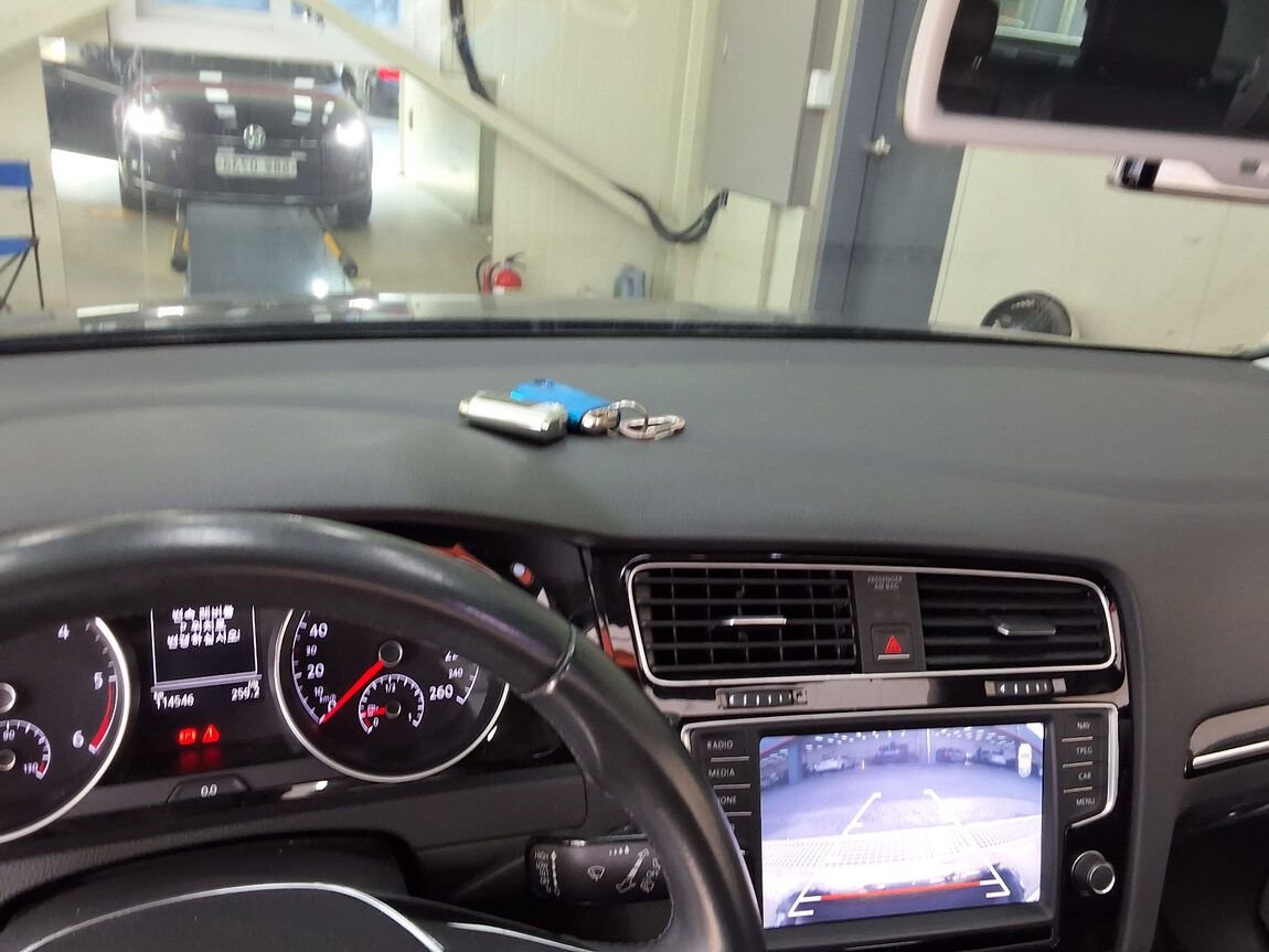 VOLKSWAGEN GOLF (7TH GEN) 2.0 TDI PREMIUM 2016 - zdjęcie 25