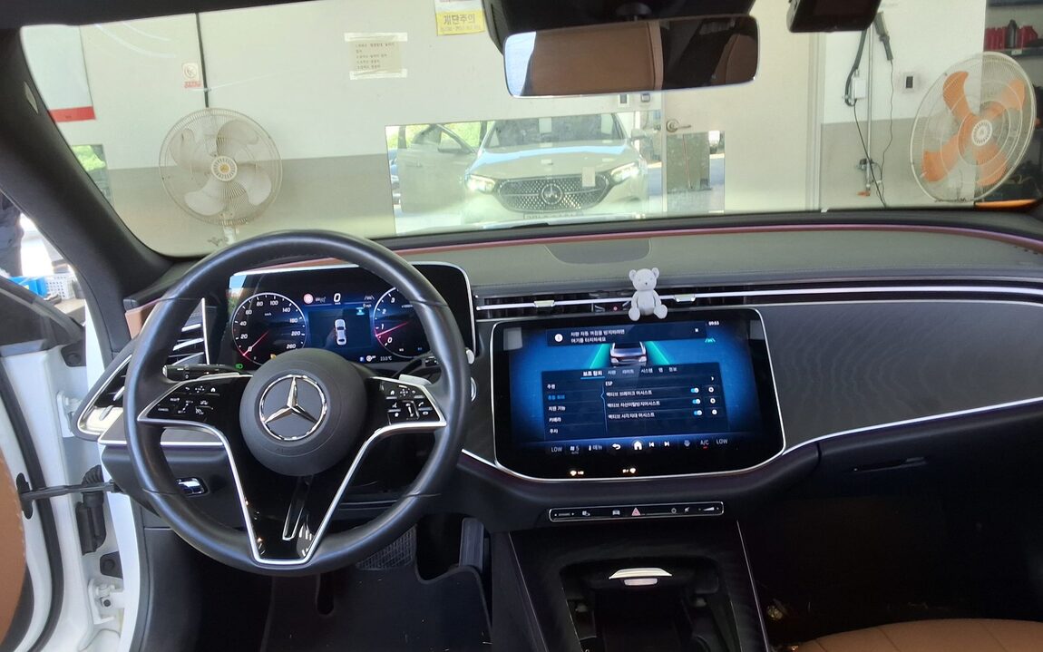 MERCEDES-BENZ E-CLASS (6TH GEN) E200 AVANTGARDE 2024 - zdjęcie 11