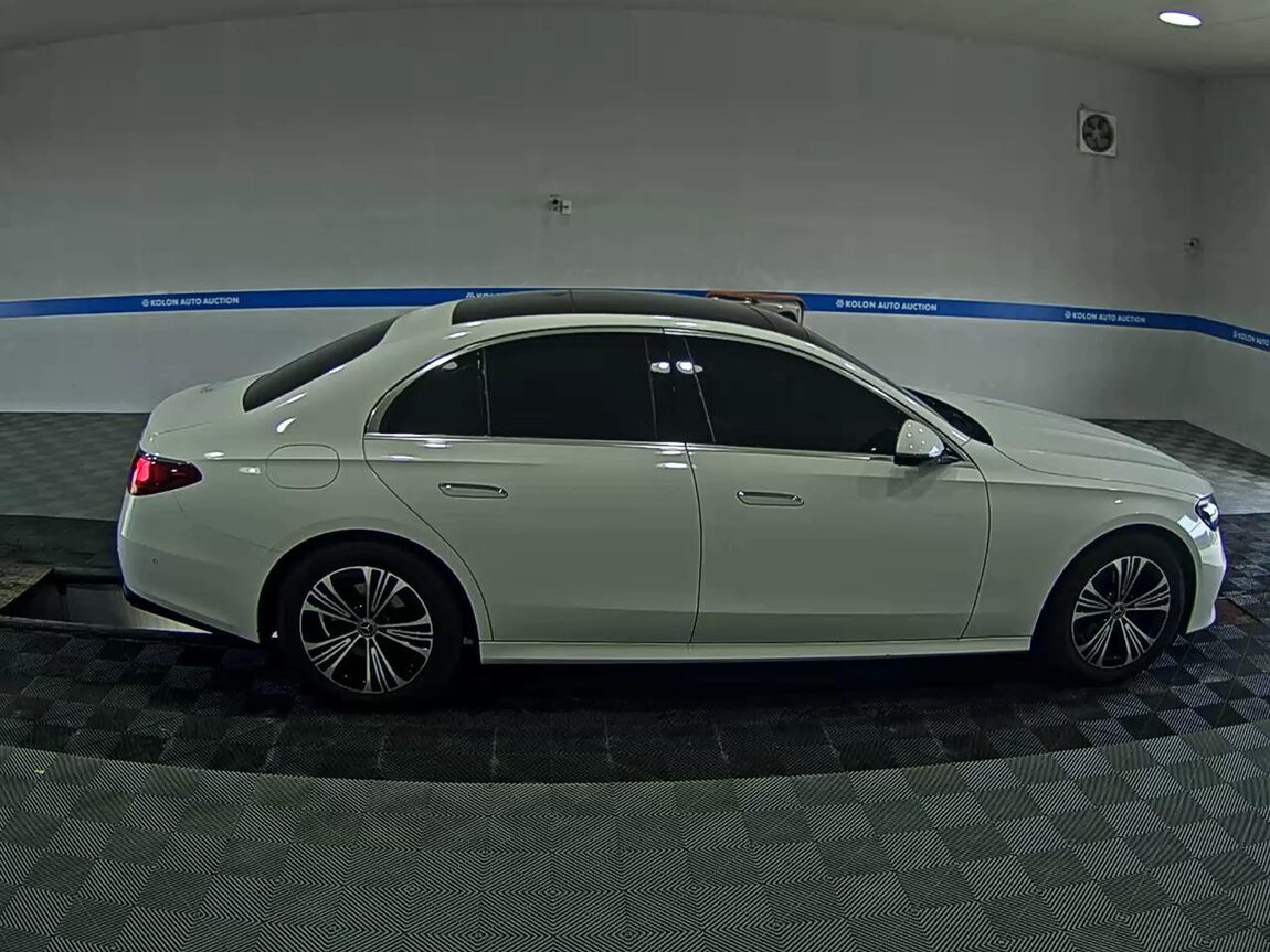 MERCEDES-BENZ E-CLASS (6TH GEN) E200 AVANTGARDE 2024 - zdjęcie 4