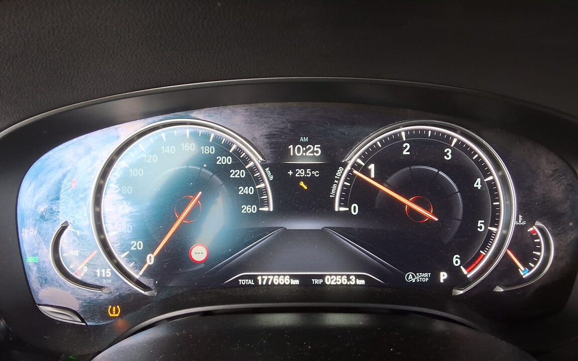 BMW 5 SERIES (7TH GEN) 520d LUXURY LINE PLUS 2018 - zdjęcie 9