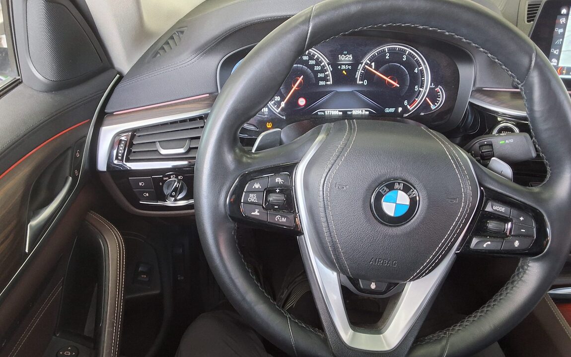 BMW 5 SERIES (7TH GEN) 520d LUXURY LINE PLUS 2018 - zdjęcie 17