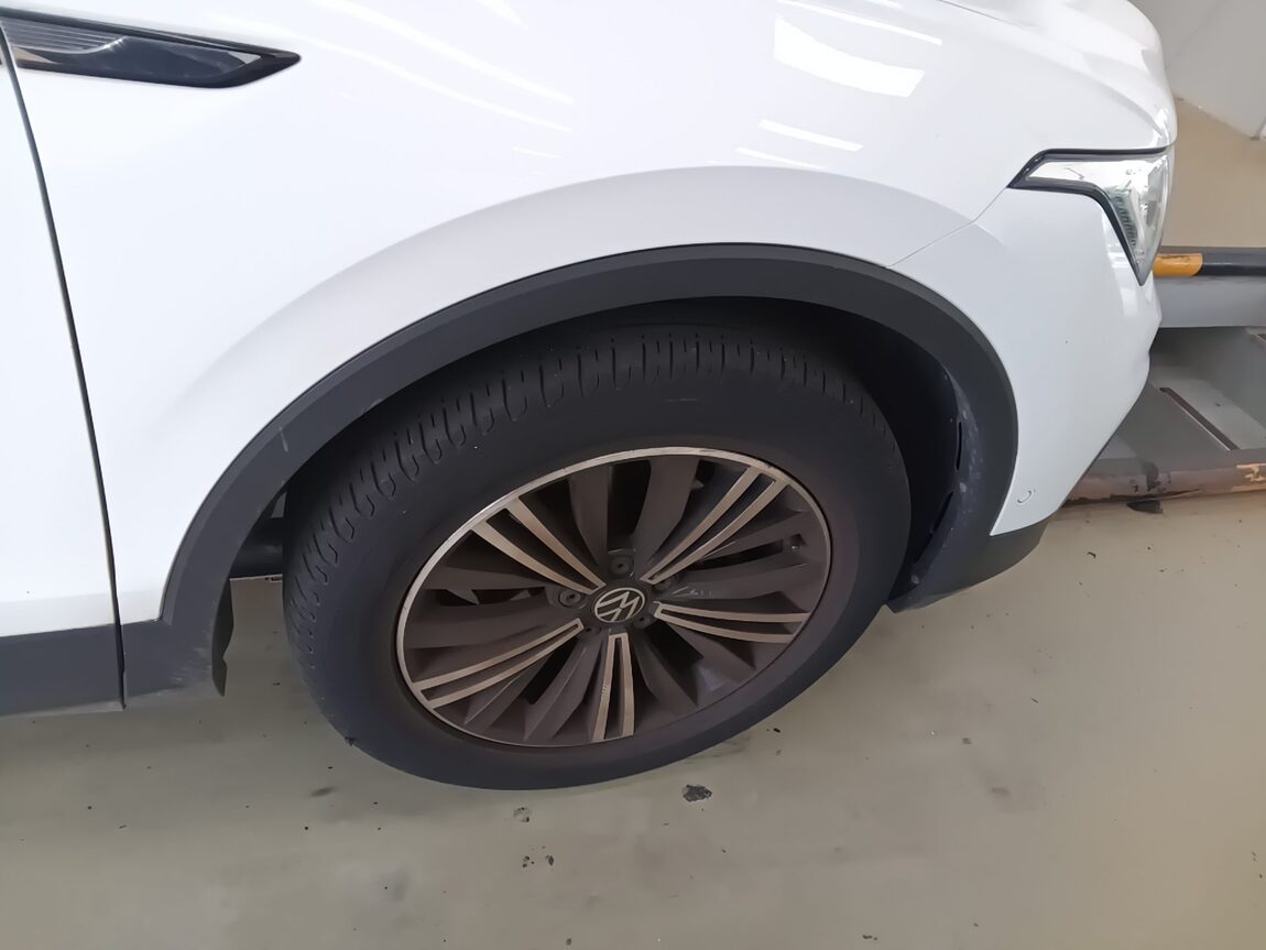 VOLKSWAGEN TIGUAN (2ND GEN) 2.0 TDI PREMIUM 2023 - zdjęcie 24