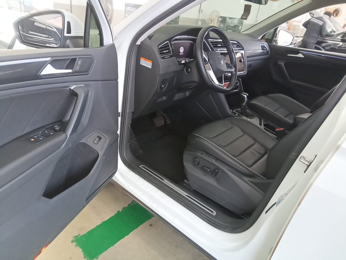 VOLKSWAGEN TIGUAN (2ND GEN) 2.0 TDI PREMIUM 2023 - zdjęcie 10