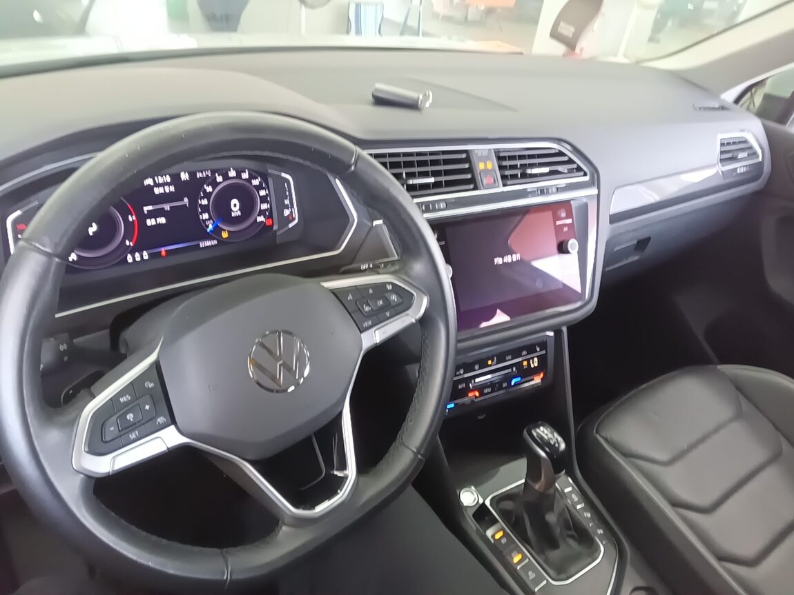 VOLKSWAGEN TIGUAN (2ND GEN) 2.0 TDI PREMIUM 2023 - zdjęcie 17