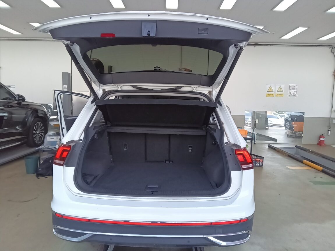 VOLKSWAGEN TIGUAN (2ND GEN) 2.0 TDI PREMIUM 2023 - zdjęcie 15