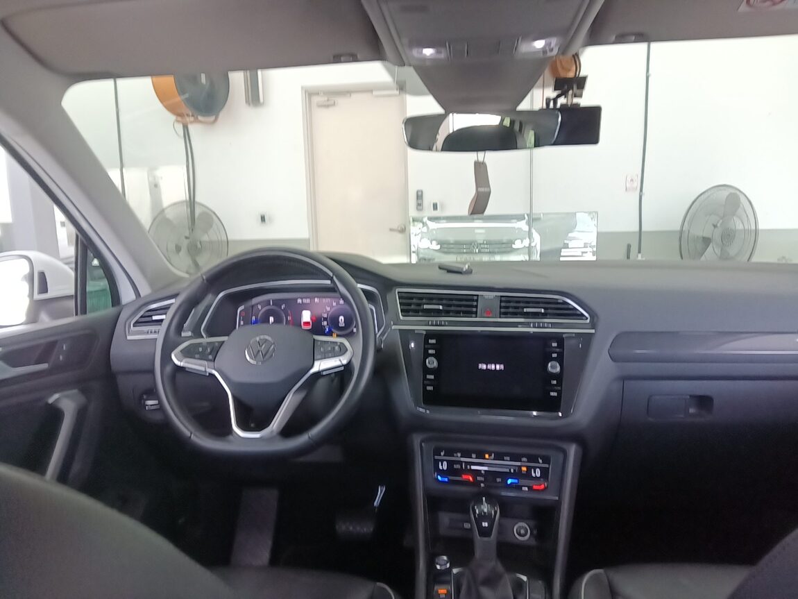 VOLKSWAGEN TIGUAN (2ND GEN) 2.0 TDI PREMIUM 2023 - zdjęcie 20