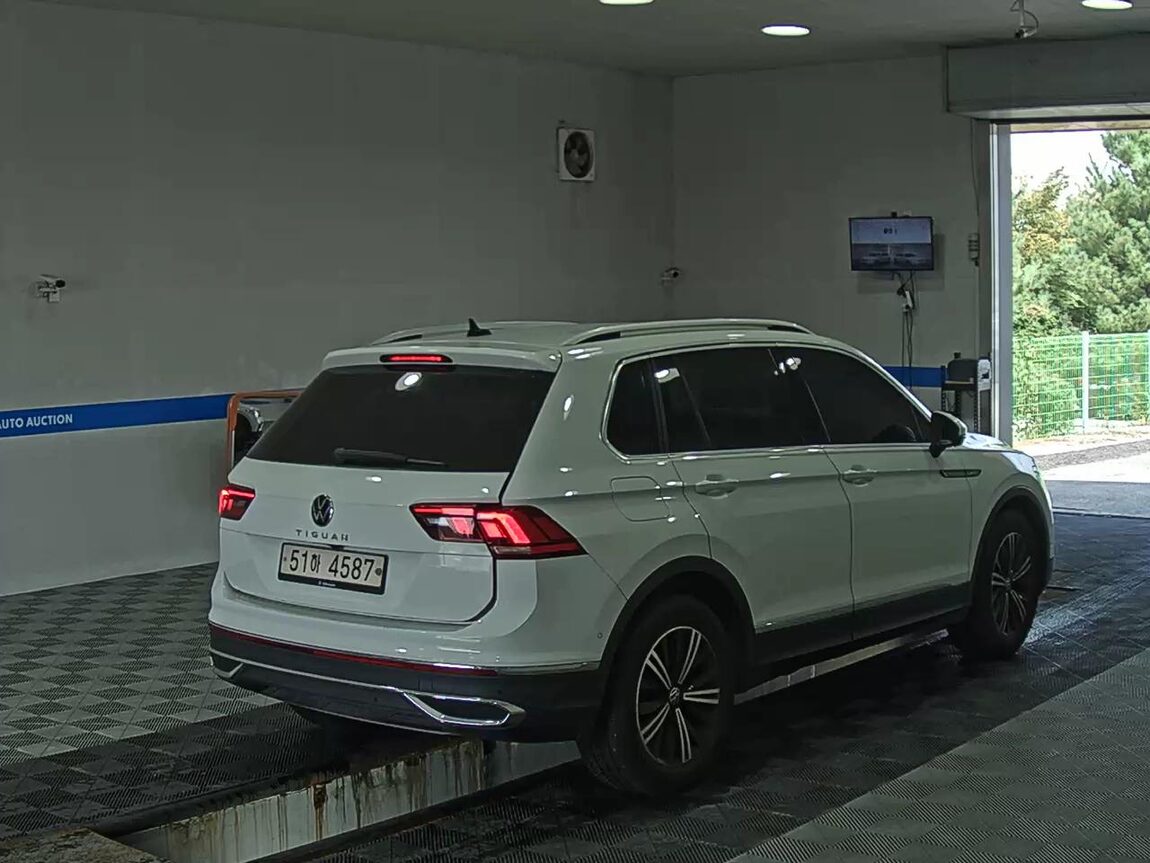 VOLKSWAGEN TIGUAN (2ND GEN) 2.0 TDI PREMIUM 2023 - zdjęcie 5