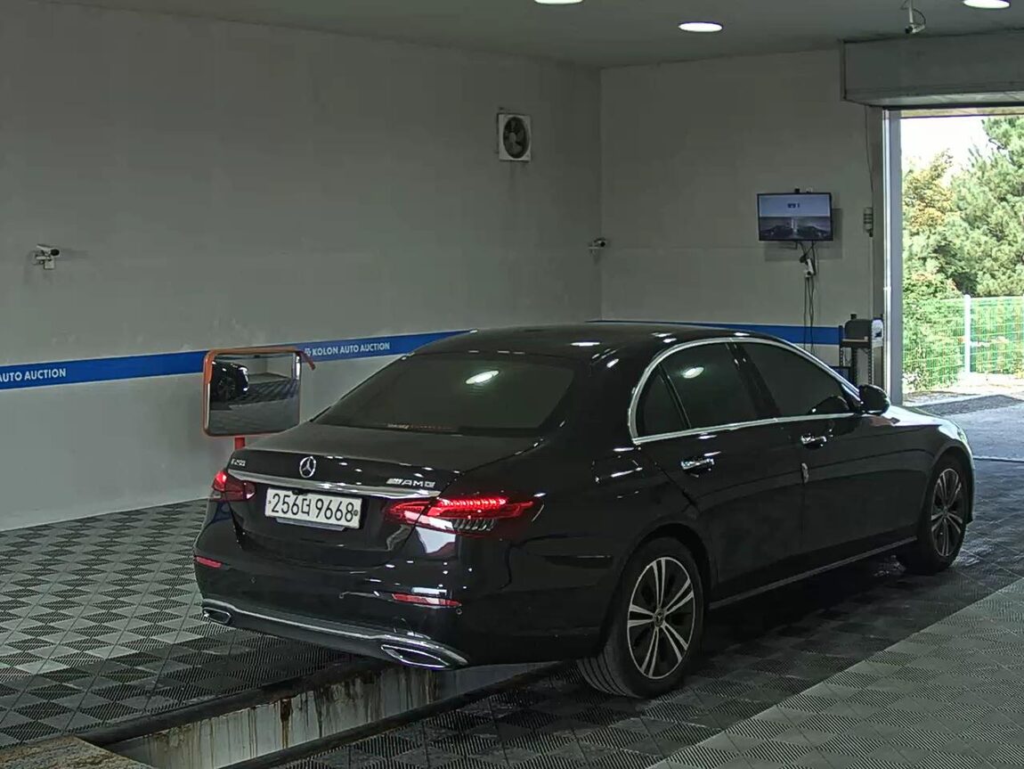 MERCEDES-BENZ E-CLASS (5TH GEN) E250 AVANTGARDE 2021 - zdjęcie 5