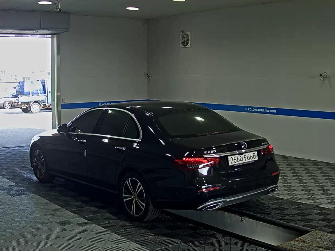 MERCEDES-BENZ E-CLASS (5TH GEN) E250 AVANTGARDE 2021 - zdjęcie 6