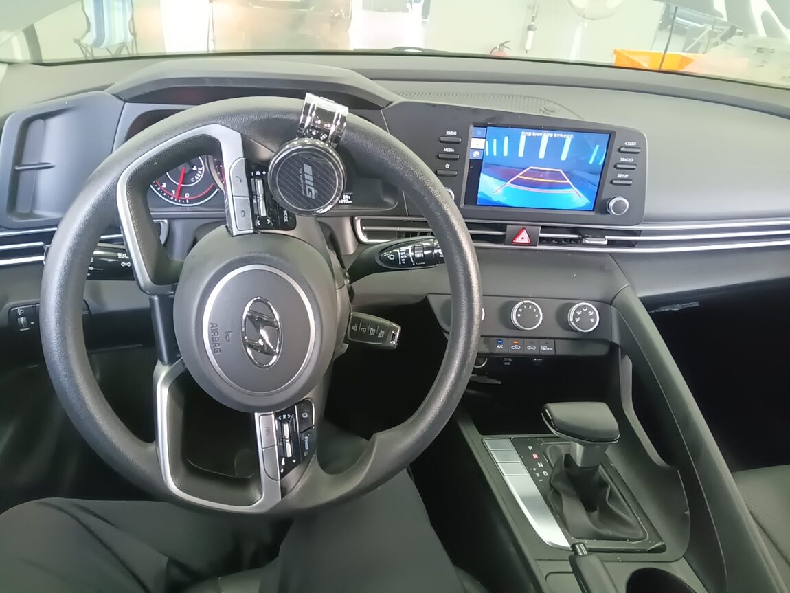 HYUNDAI AVANTE (CN7) 1.6 GASOLINE SMART 2023 - zdjęcie 11