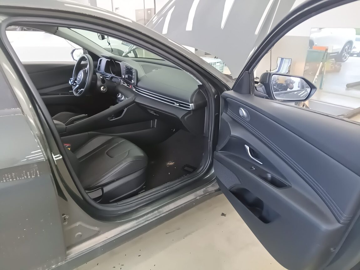 HYUNDAI AVANTE (CN7) 1.6 GASOLINE SMART 2023 - zdjęcie 14