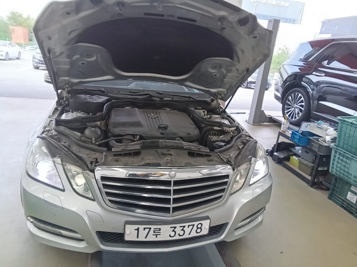 MERCEDES-BENZ E-CLASS (4TH GEN) E220 CDI AVANTGARDE 2012 - zdjęcie 21