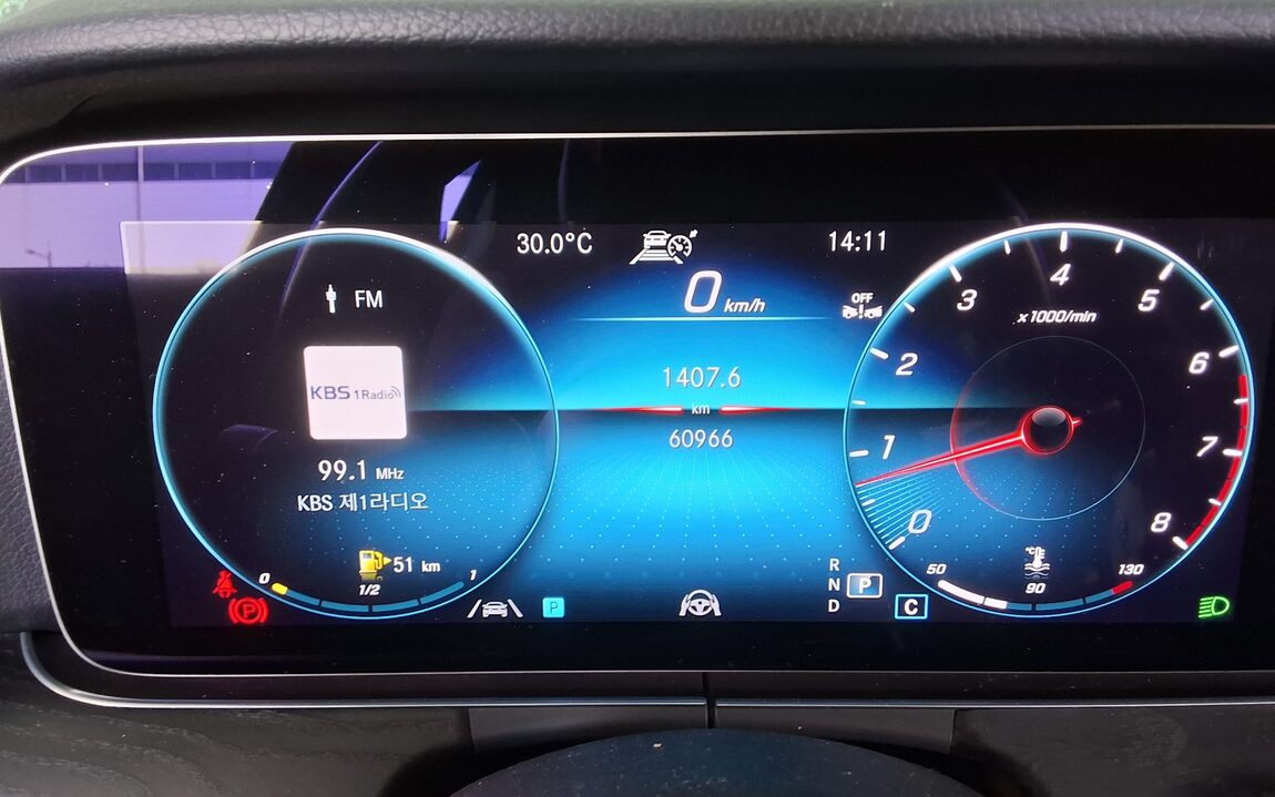 MERCEDES-BENZ E-CLASS (5TH GEN) E250 AVANTGARDE 2022 - zdjęcie 9