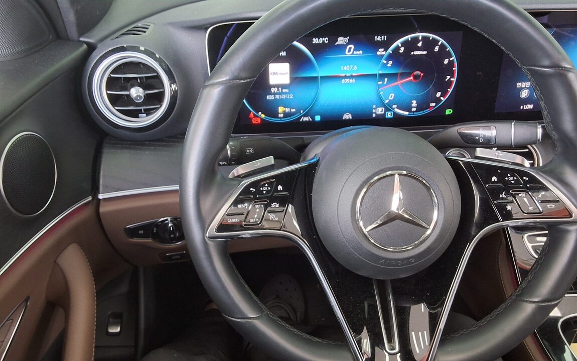 MERCEDES-BENZ E-CLASS (5TH GEN) E250 AVANTGARDE 2022 - zdjęcie 17