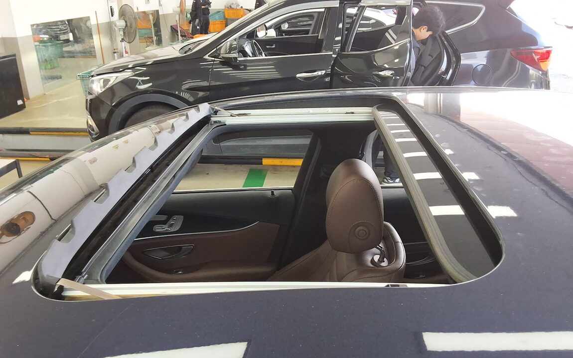MERCEDES-BENZ E-CLASS (5TH GEN) E250 AVANTGARDE 2022 - zdjęcie 21