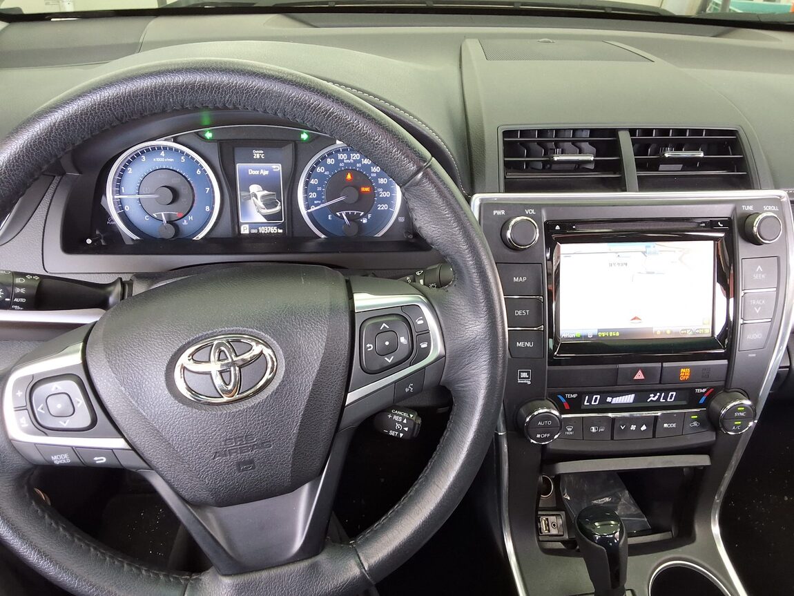 TOYOTA CAMRY (9TH GEN) 2.5 XLE 2015 - zdjęcie 17