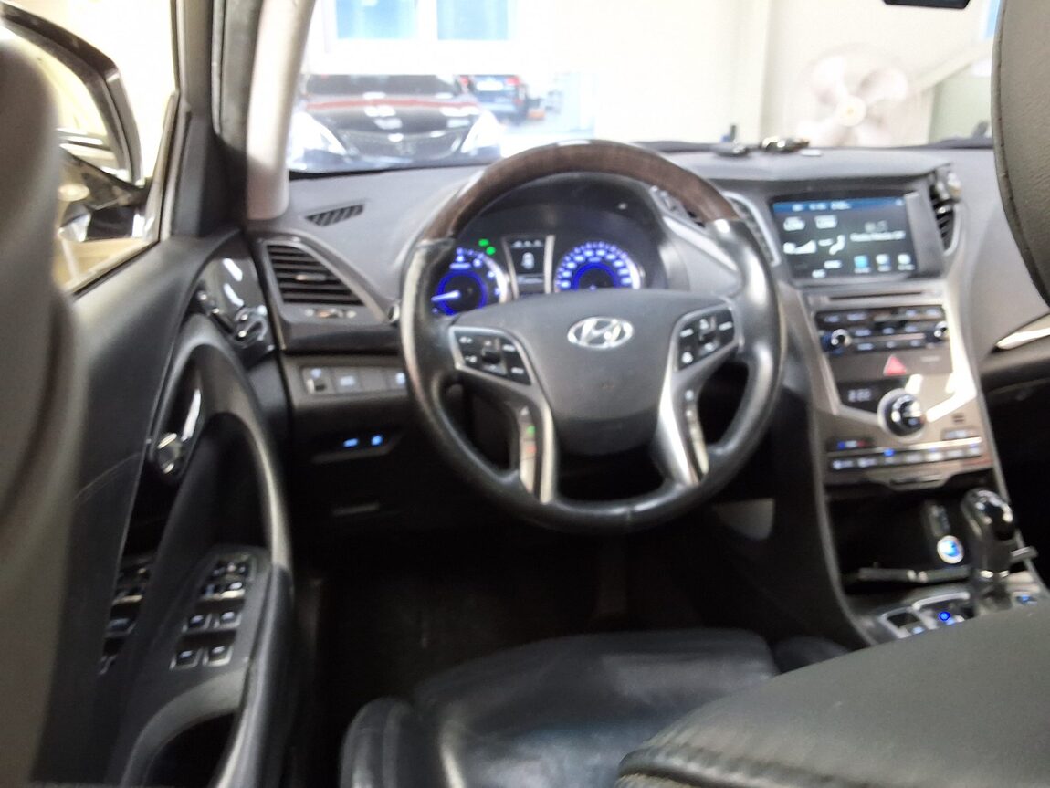 HYUNDAI GRANDEUR HG HG 240 MODERN COLLECTION 2017 - zdjęcie 12