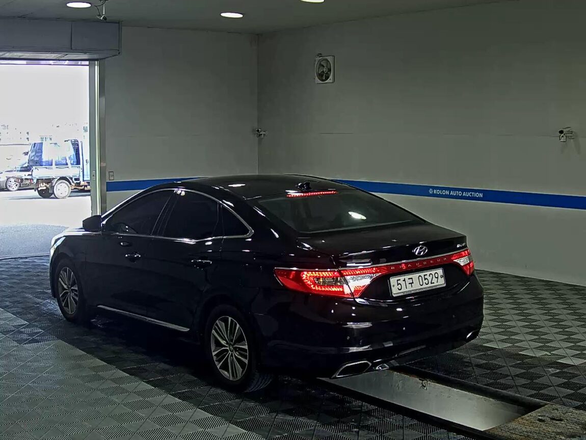 HYUNDAI GRANDEUR HG HG 240 MODERN COLLECTION 2017 - zdjęcie 6
