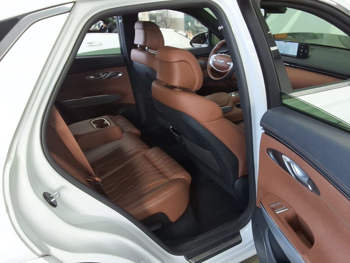 GENESIS GV70 2.5T 2WD BASE MODEL 2023 - zdjęcie 13