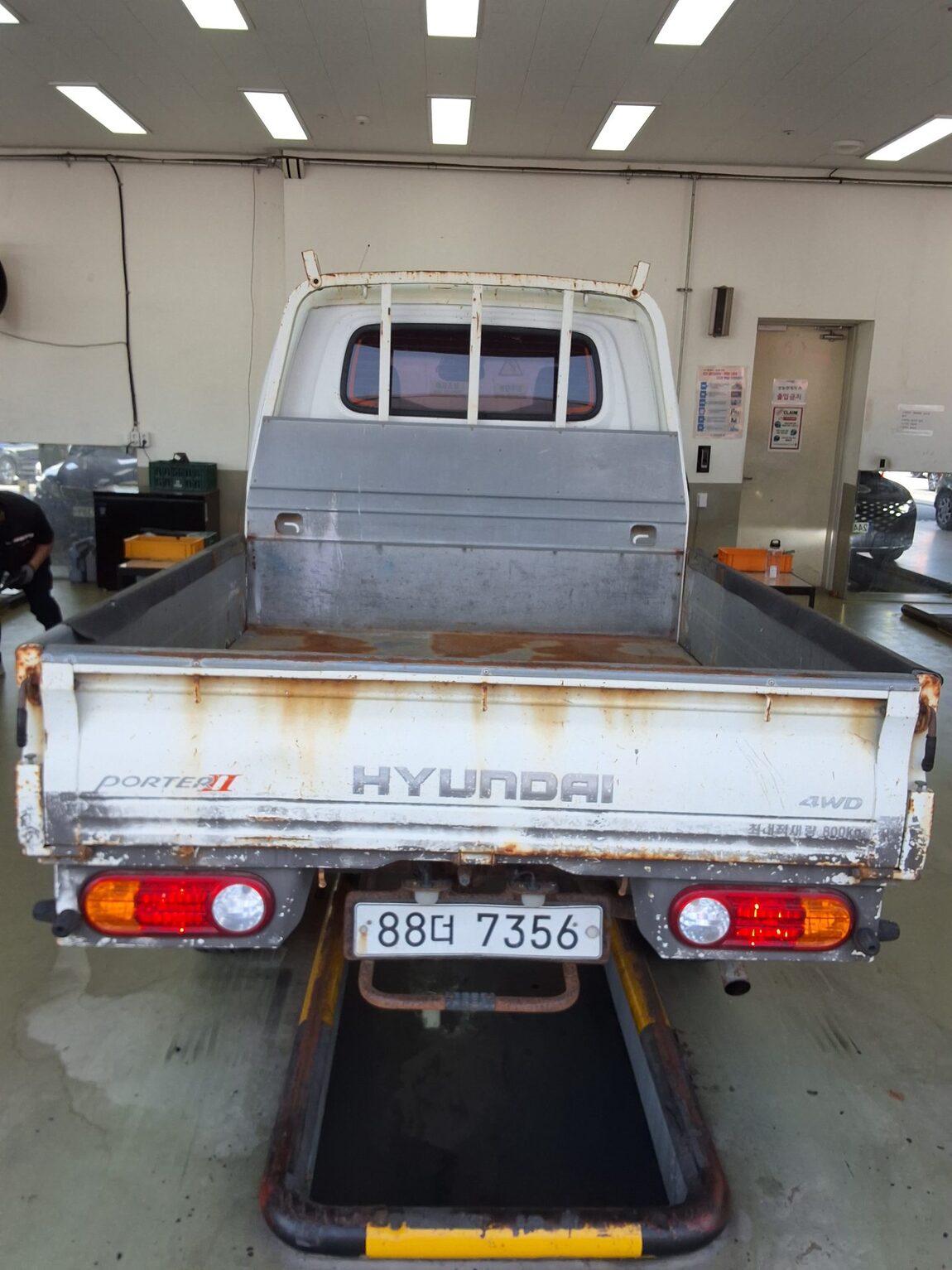 HYUNDAI PORTER II CRDi 4WD DOUBLE CAB LONG WHEELBASE GOLD 2016 - zdjęcie 15
