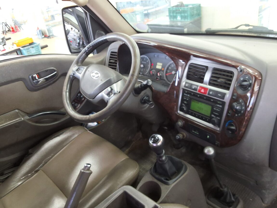 HYUNDAI PORTER II CRDi 4WD DOUBLE CAB LONG WHEELBASE GOLD 2016 - zdjęcie 11