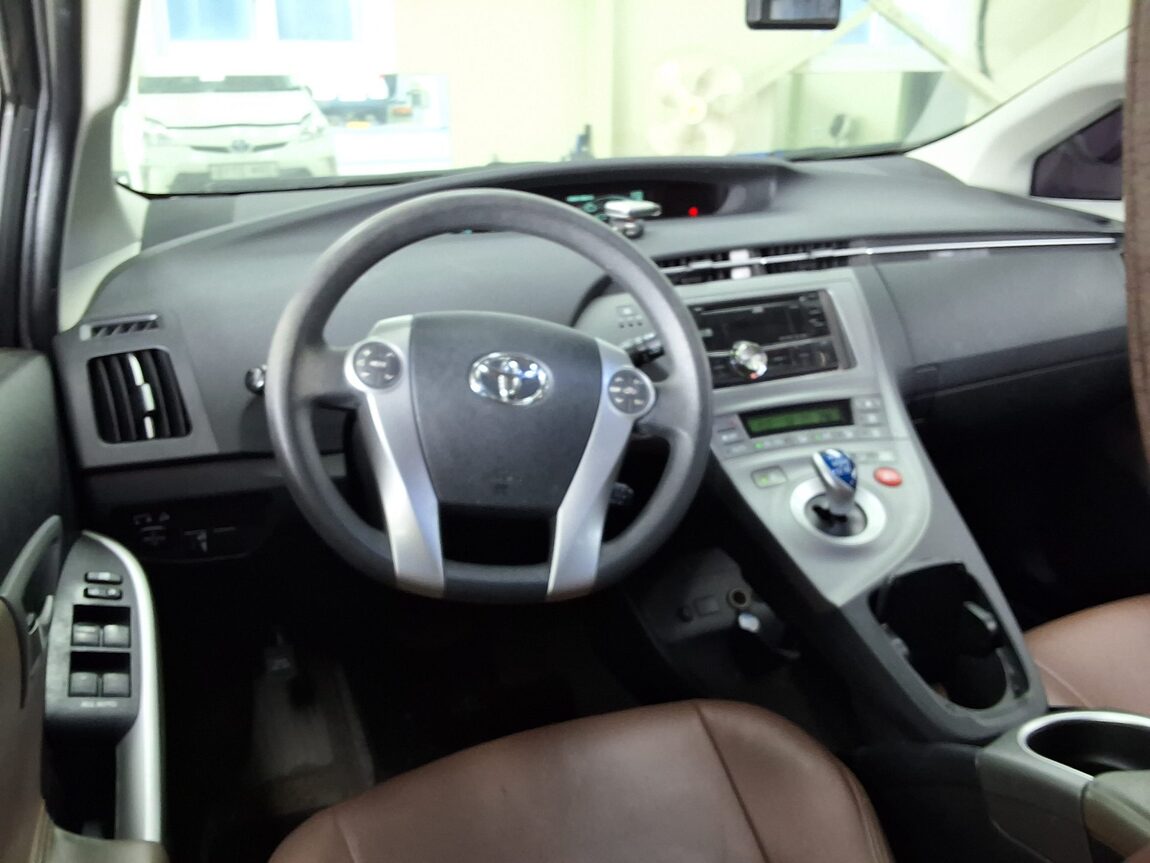 TOYOTA PRIUS (3RD GEN) 1.8 2015 - zdjęcie 12