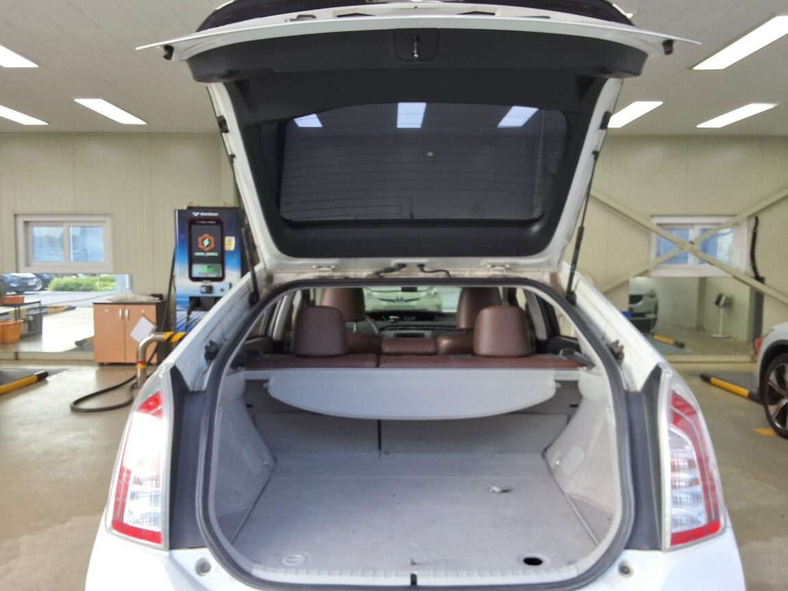 TOYOTA PRIUS (3RD GEN) 1.8 2015 - zdjęcie 16