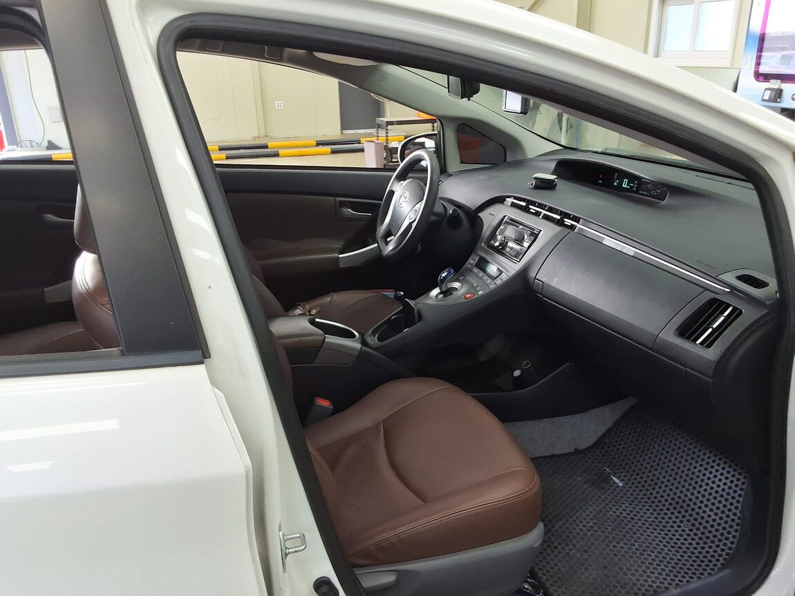 TOYOTA PRIUS (3RD GEN) 1.8 2015 - zdjęcie 15