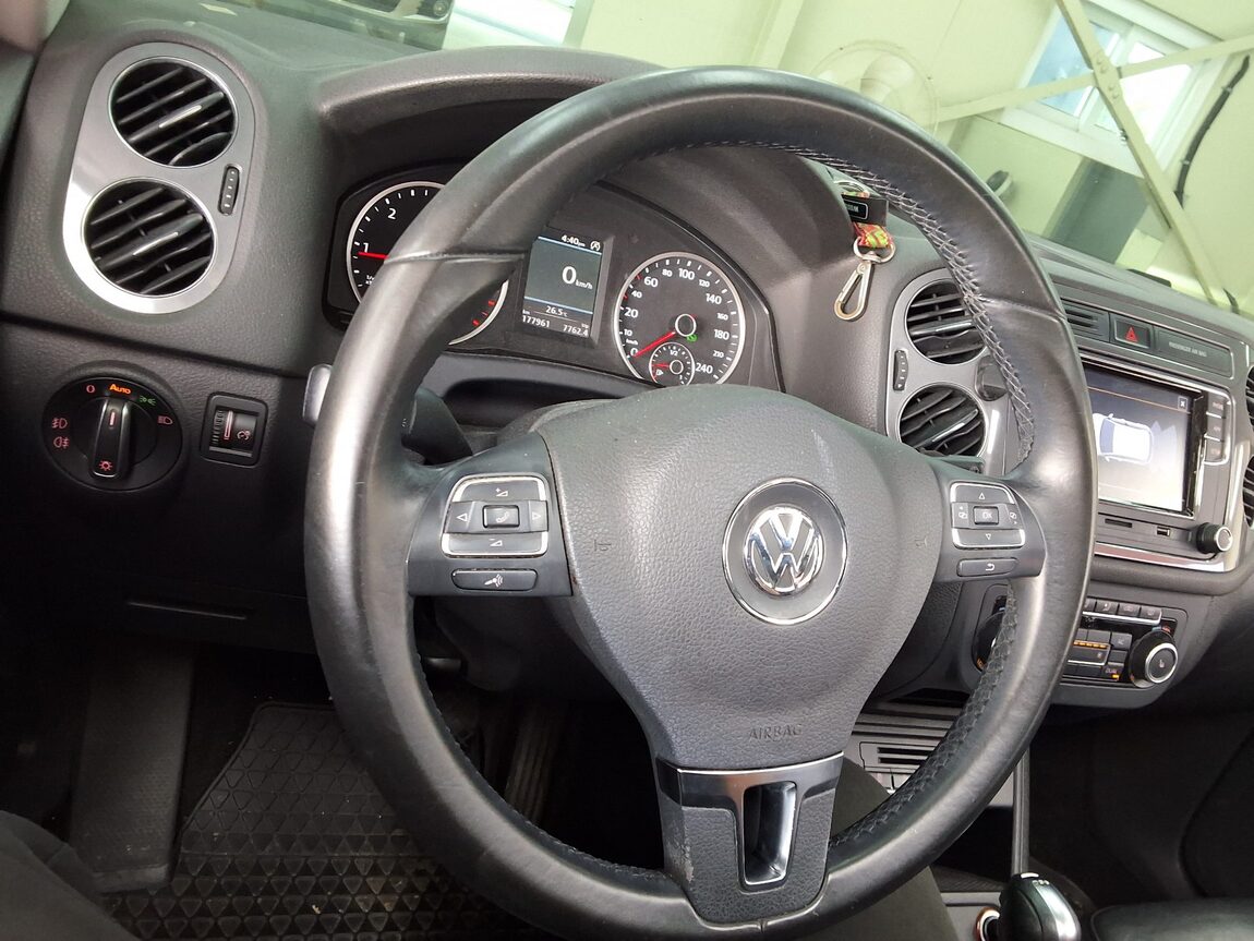 VOLKSWAGEN TIGUAN 2.0 TDI BLUEMOTION PREMIUM 2012 - zdjęcie 23