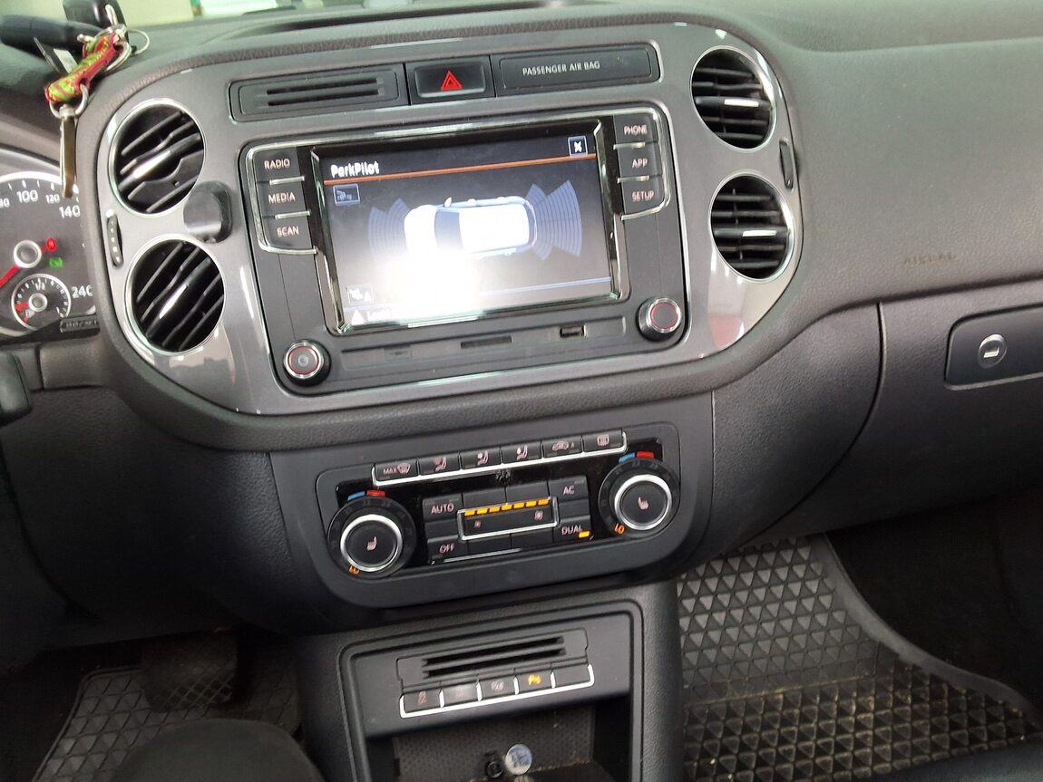 VOLKSWAGEN TIGUAN 2.0 TDI BLUEMOTION PREMIUM 2012 - zdjęcie 24