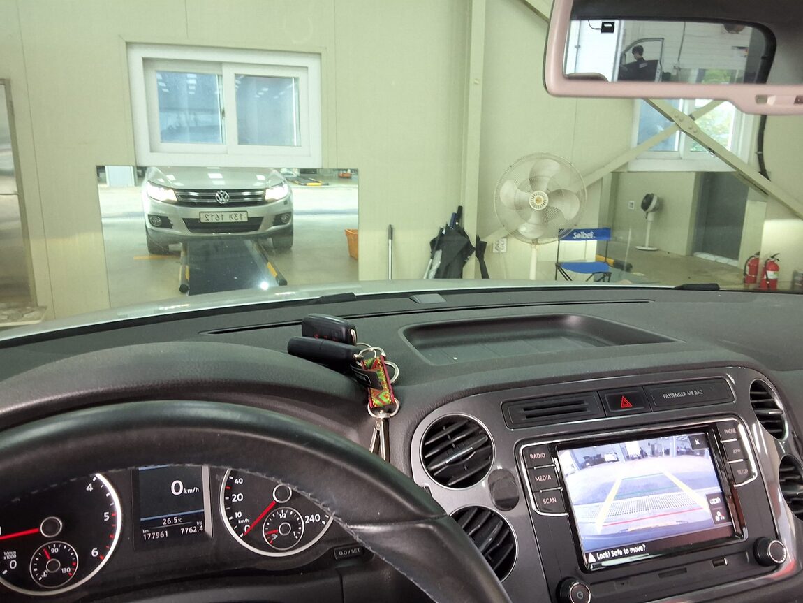 VOLKSWAGEN TIGUAN 2.0 TDI BLUEMOTION PREMIUM 2012 - zdjęcie 25