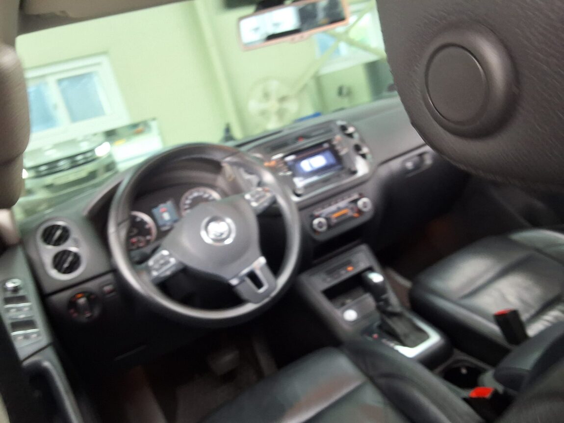 VOLKSWAGEN TIGUAN 2.0 TDI BLUEMOTION PREMIUM 2012 - zdjęcie 12