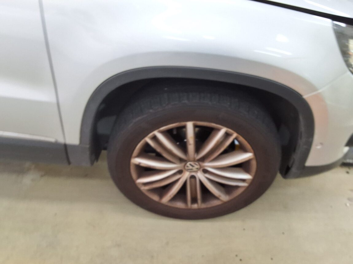 VOLKSWAGEN TIGUAN 2.0 TDI BLUEMOTION PREMIUM 2012 - zdjęcie 21