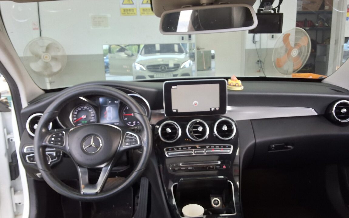 MERCEDES-BENZ C-CLASS (4TH GEN) C220 d AVANTGARDE 2018 - zdjęcie 11