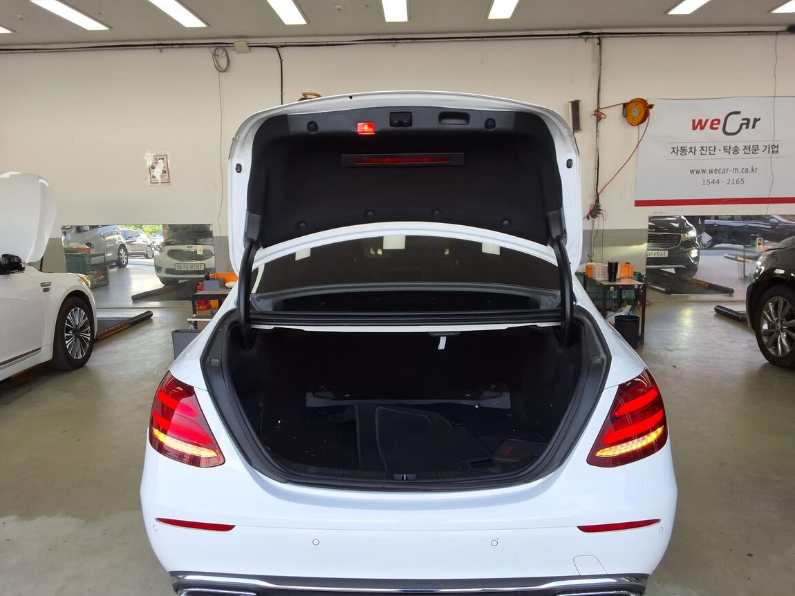 MERCEDES-BENZ E-CLASS (5TH GEN) E220d EXCLUSIVE 2017 - zdjęcie 15