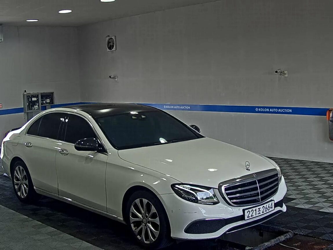 MERCEDES-BENZ E-CLASS (5TH GEN) E220d EXCLUSIVE 2017 - zdjęcie 3