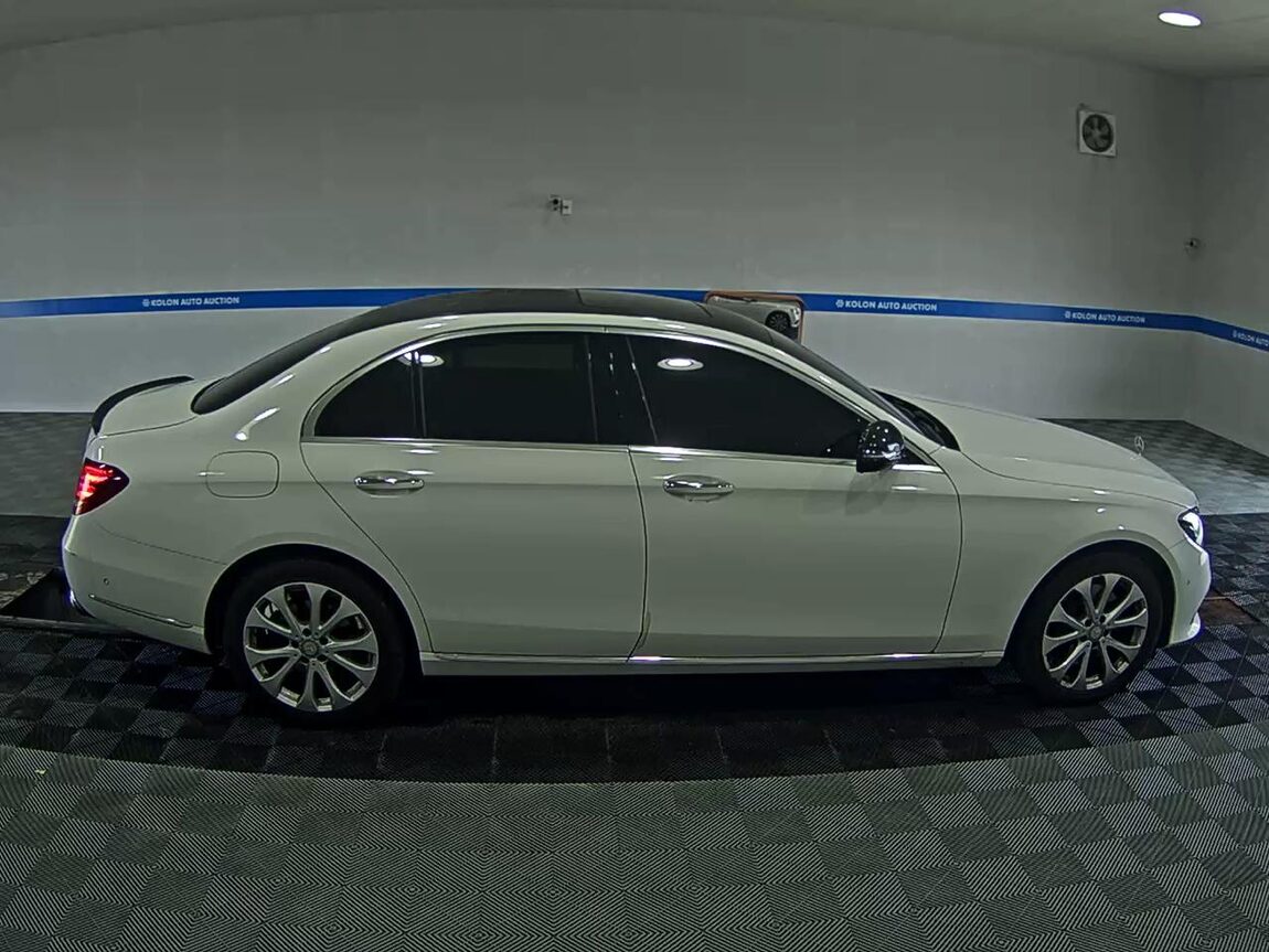 MERCEDES-BENZ E-CLASS (5TH GEN) E220d EXCLUSIVE 2017 - zdjęcie 4