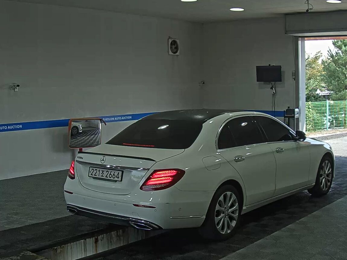 MERCEDES-BENZ E-CLASS (5TH GEN) E220d EXCLUSIVE 2017 - zdjęcie 5