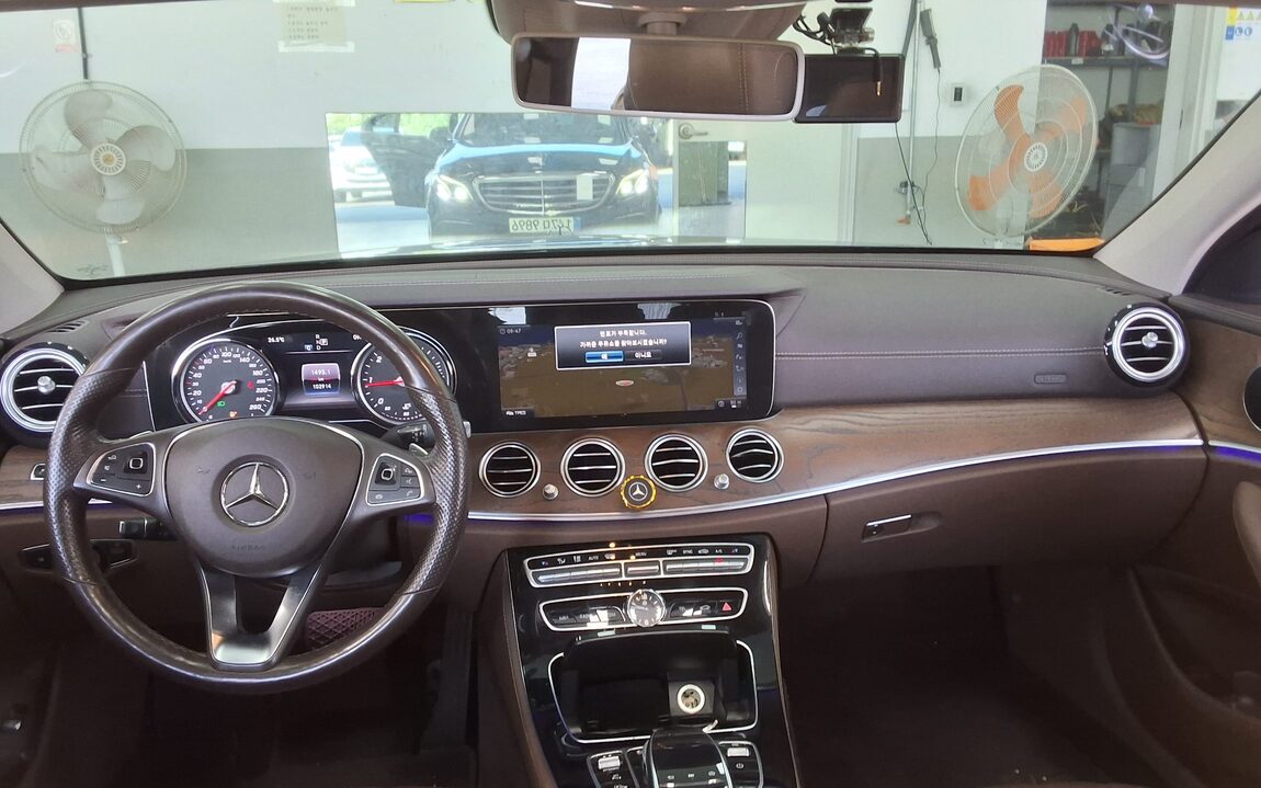 MERCEDES-BENZ E-CLASS (5TH GEN) E220d 4MATIC EXCLUSIVE 2018 - zdjęcie 11